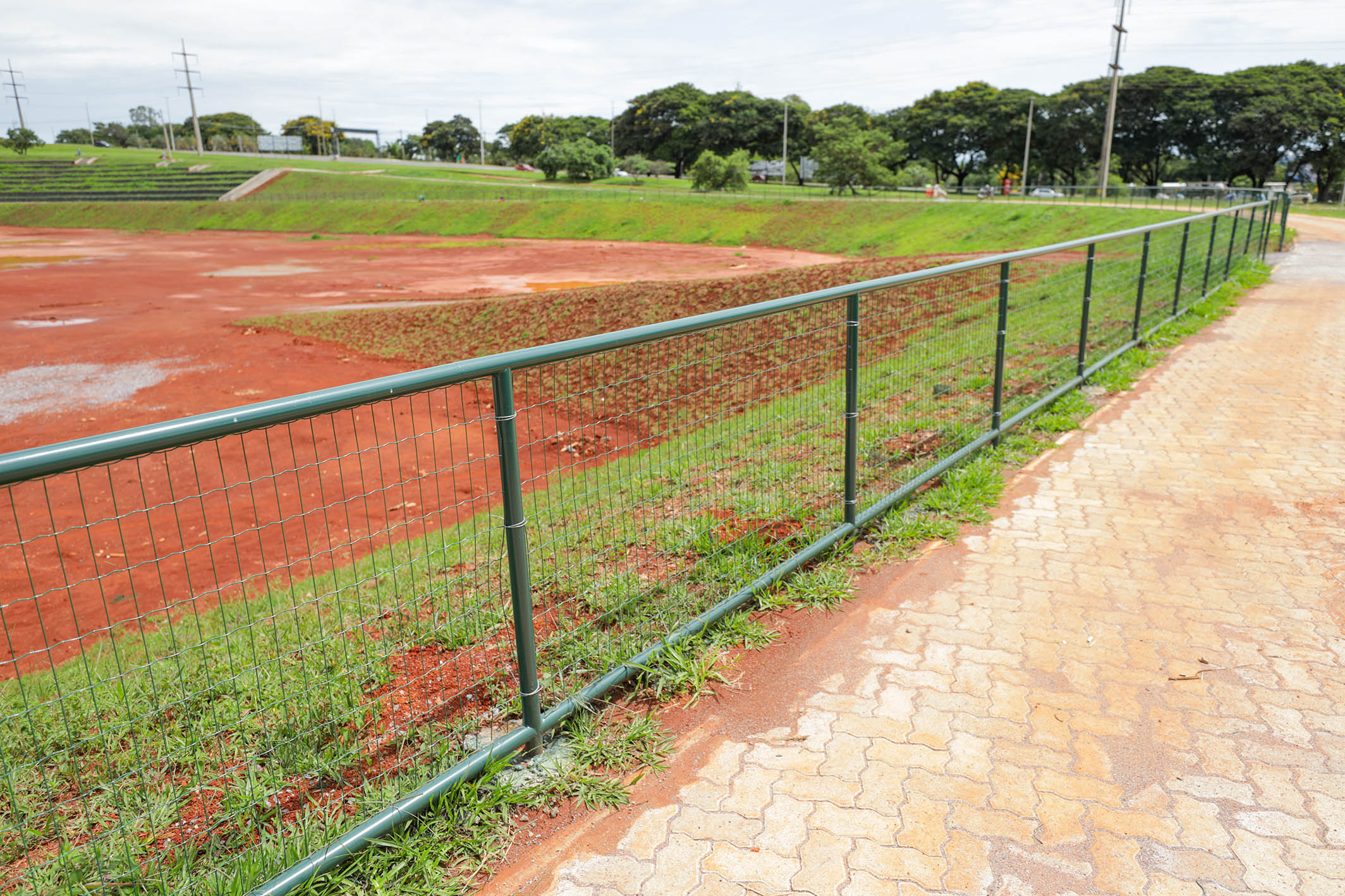 Instalação de alambrado finaliza cercamento da bacia do Drenar DF