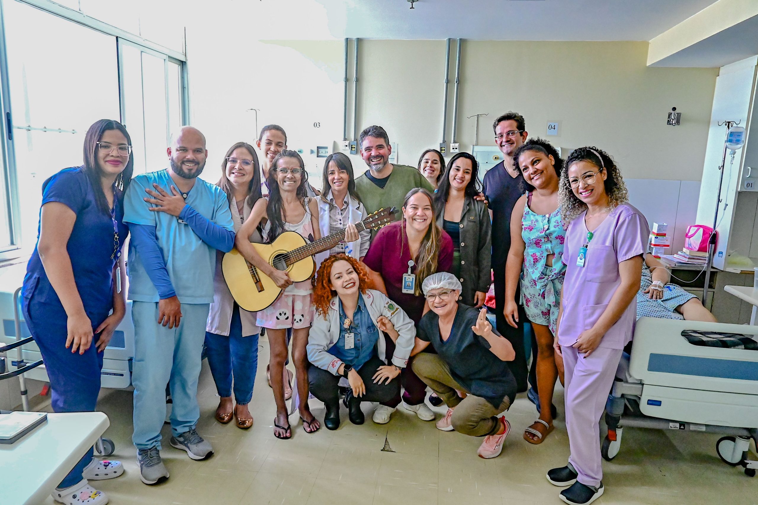 Paciente do Hospital de Base realiza sonho de ganhar um violão