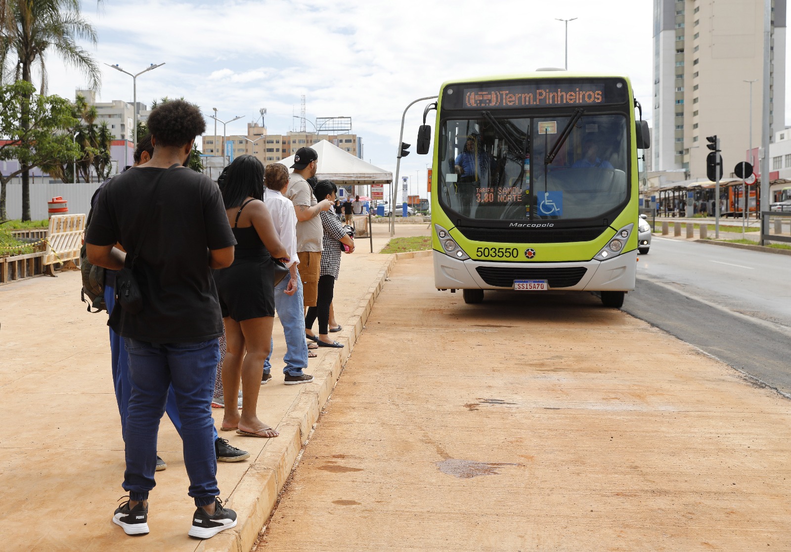 Nova baia para ônibus e trecho em calçadas são liberados na Praça do Relógio