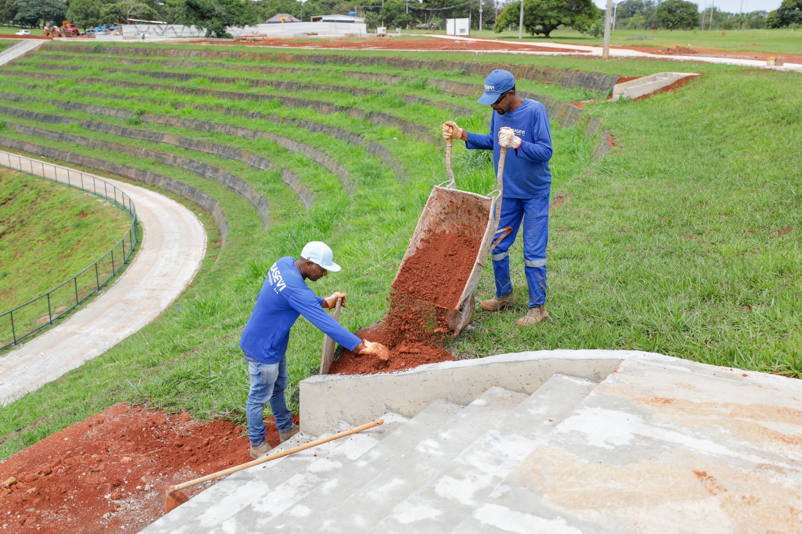 Plantio de mudas, grama e revestimento de piso marcam etapa de paisagismo do Drenar DF