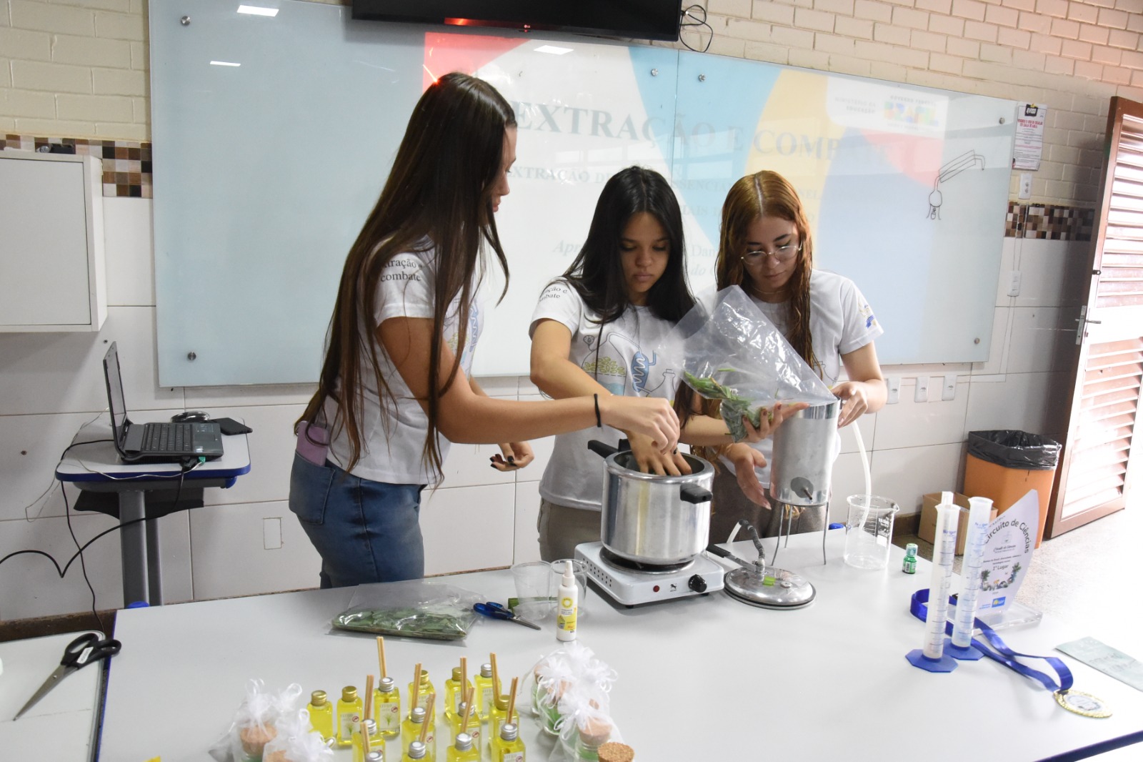 Estudantes do Gama produzem óleo de citronela para ajudar no combate à dengue