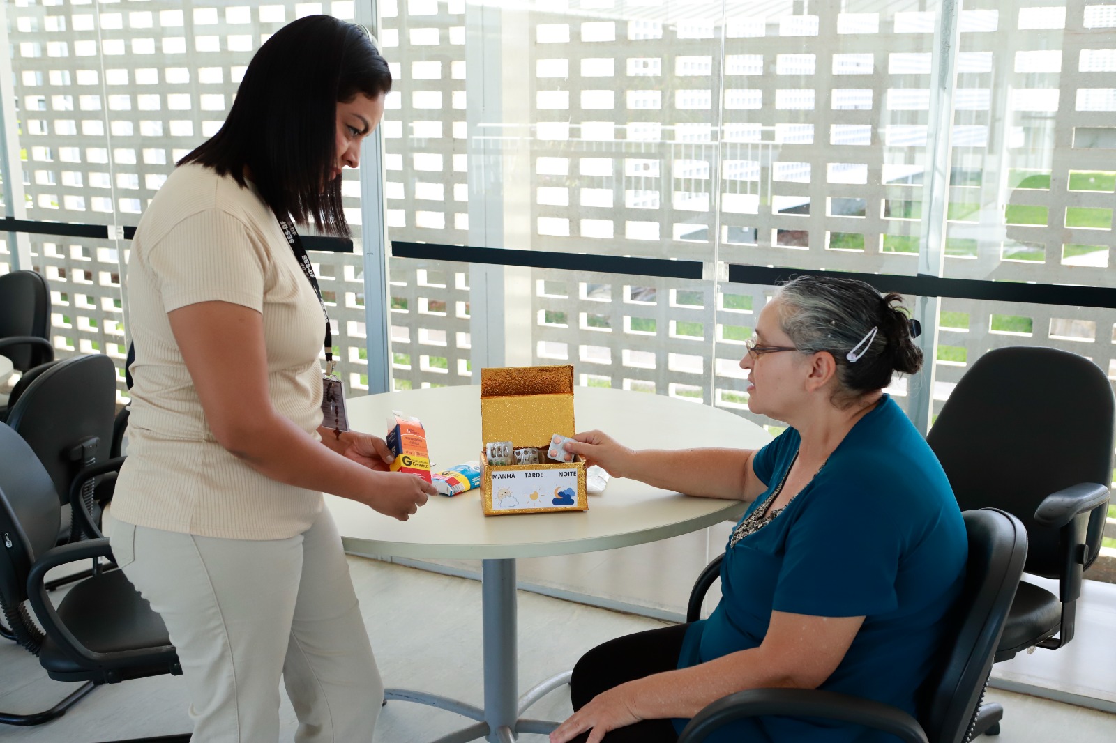 UBS 5 do Riacho Fundo II auxilia idosos no uso correto de medicamentos