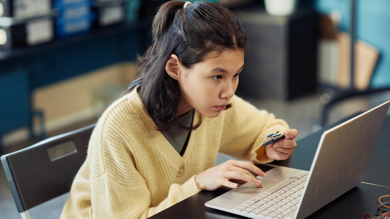 Movimento #Conectadas oferece oficina de programação para alunas de escolas públicas