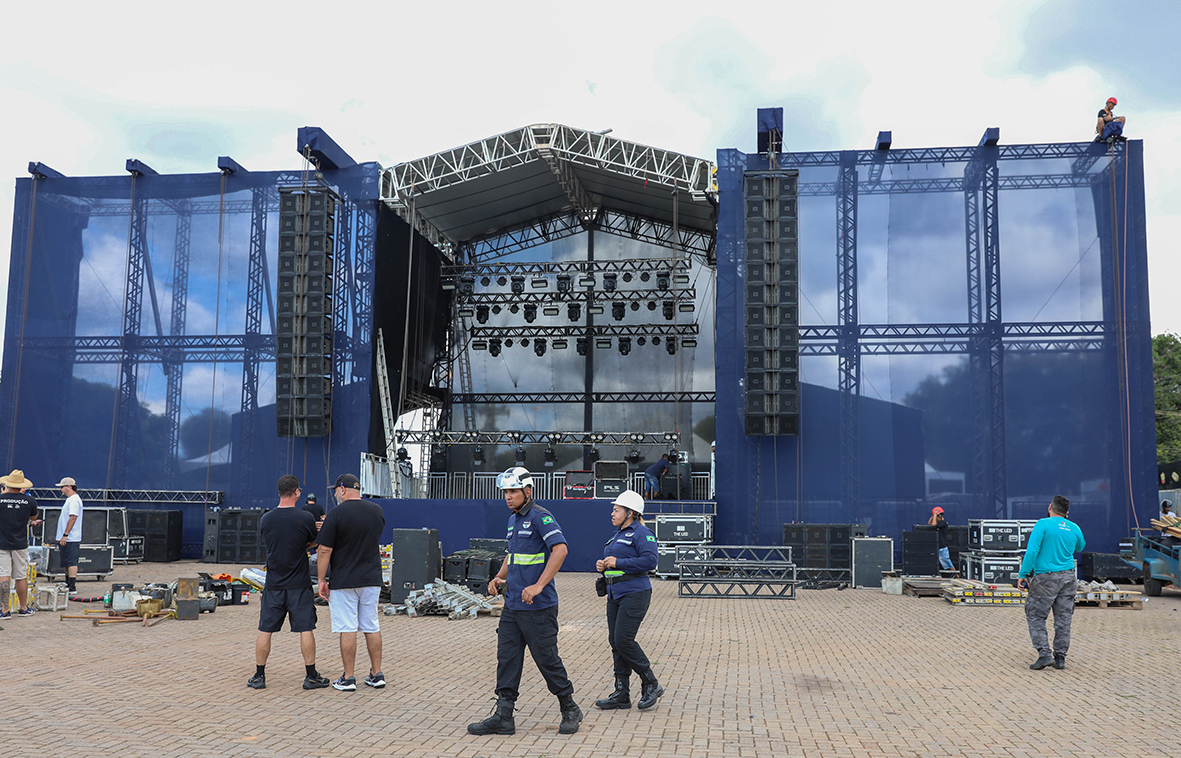 Praça da Bíblia, em Ceilândia, recebe estrutura de evento que terá transmissão do jogo do Brasil