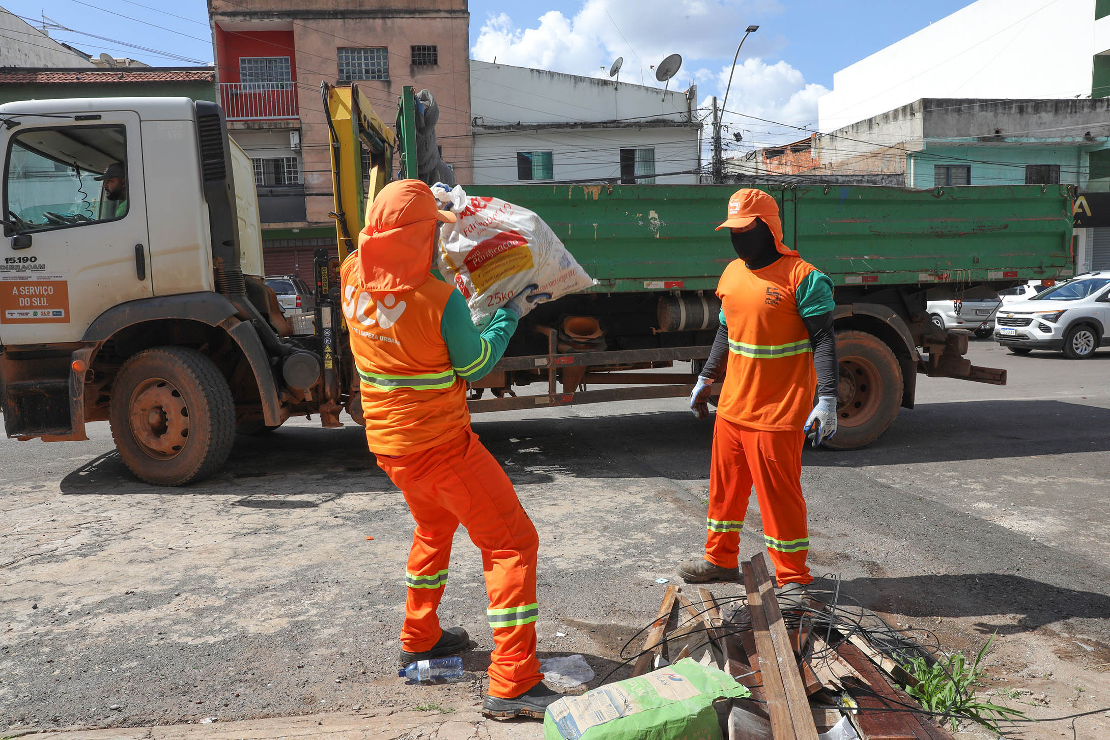 Operação elimina pontos de descarte irregular de lixo em Arniqueira