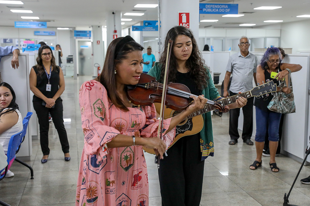 Violinista faz serenata em agradecimento ao atendimento dos profissionais do Na Hora