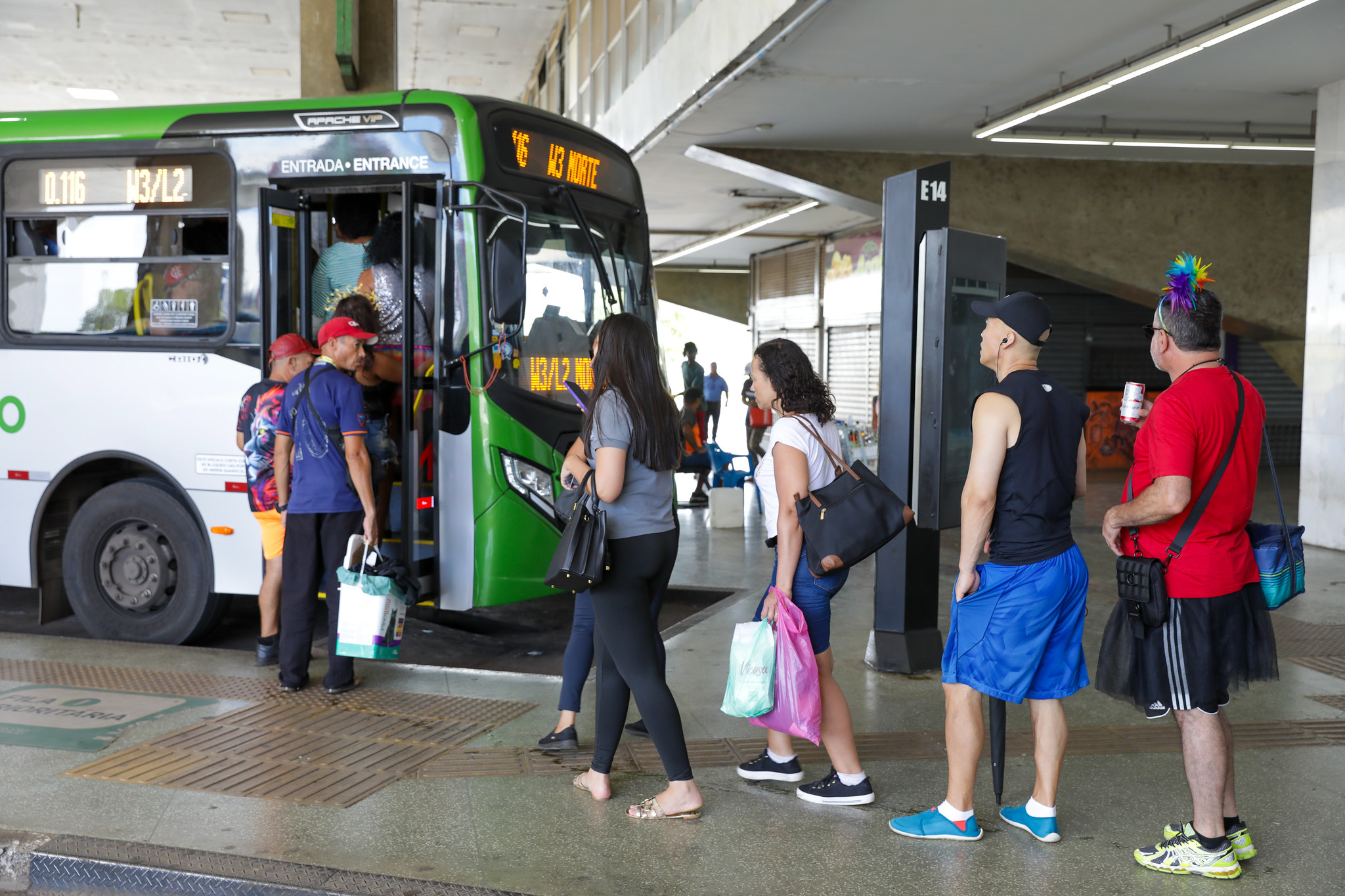 Transporte gratuito e segurança reforçada: Carnaval do DF levou 700 mil pessoas às ruas