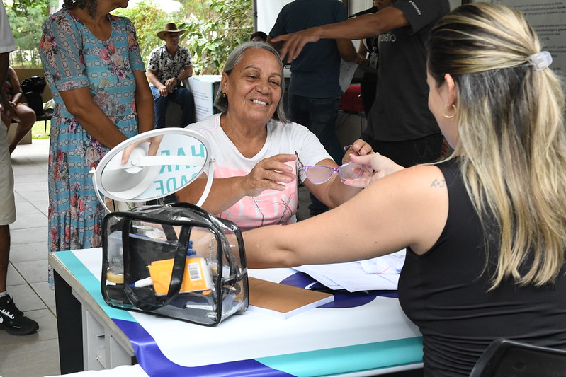 Emoção marca entrega de óculos a 157 idosos em Planaltina