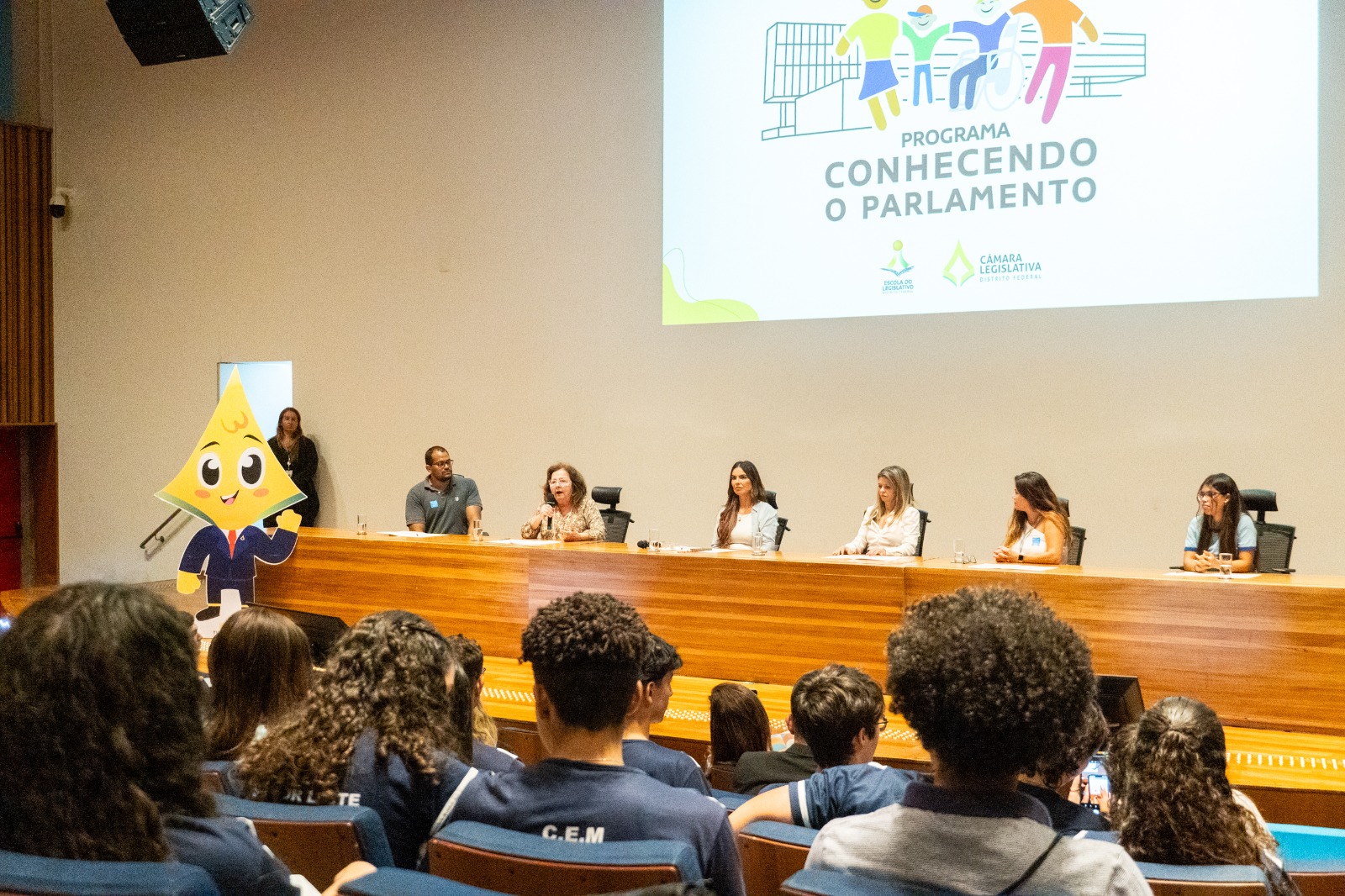 Alunos participam de abertura do programa Conhecendo o Parlamento