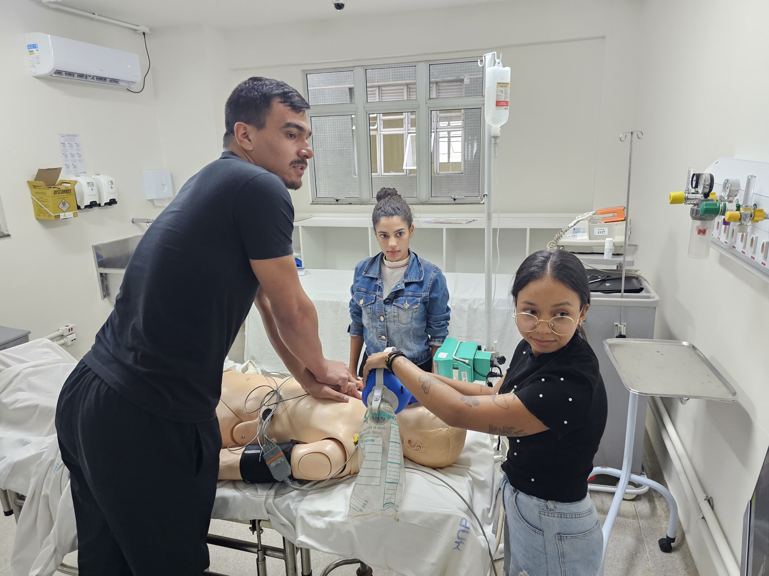 Estudantes de enfermagem fazem curso de capacitação ofertado pelo IgesDF