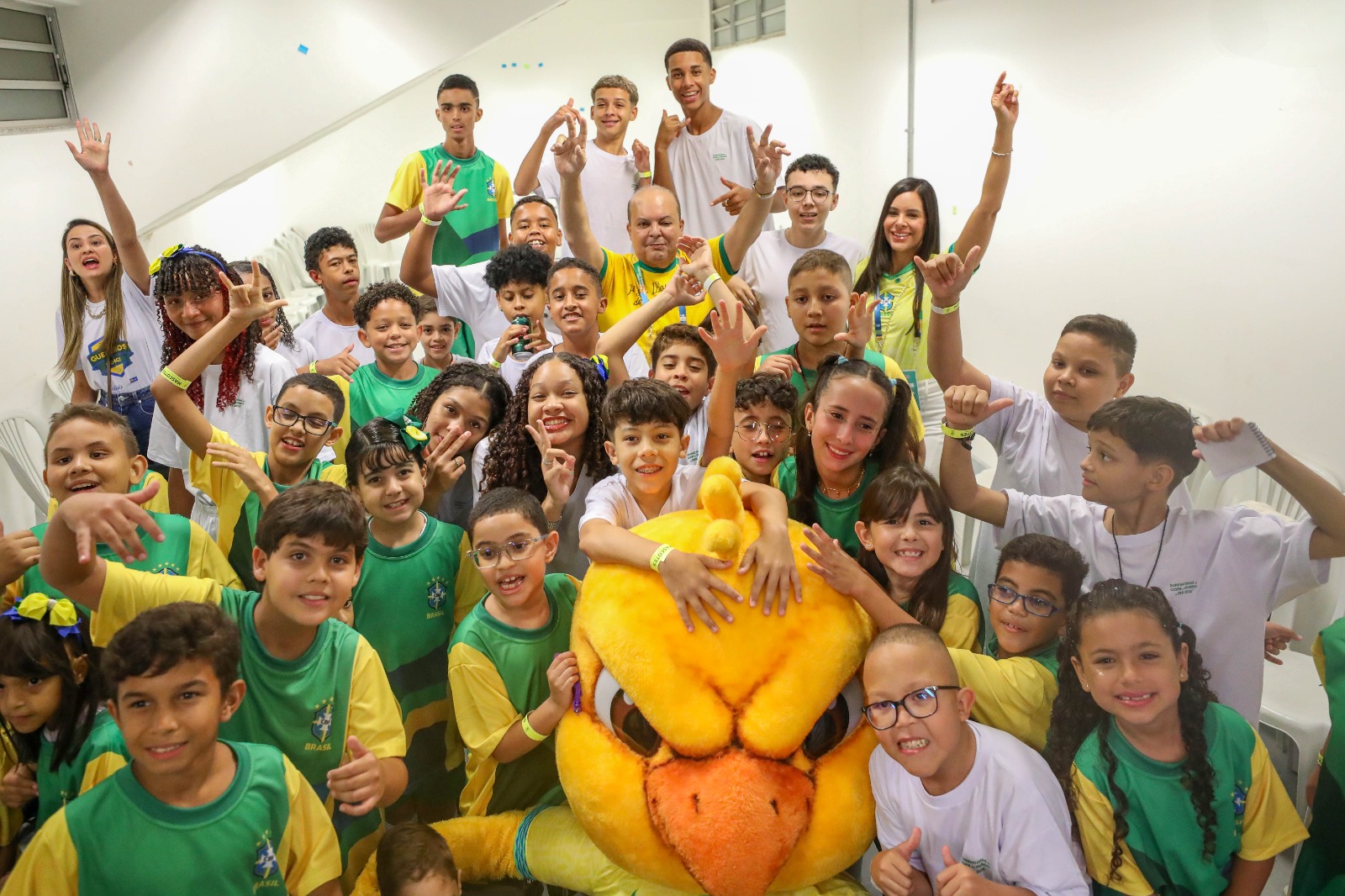 Em noite emocionante, pacientes do Hospital da Criança de Brasília entram em campo com as seleções do Brasil e da Colômbia