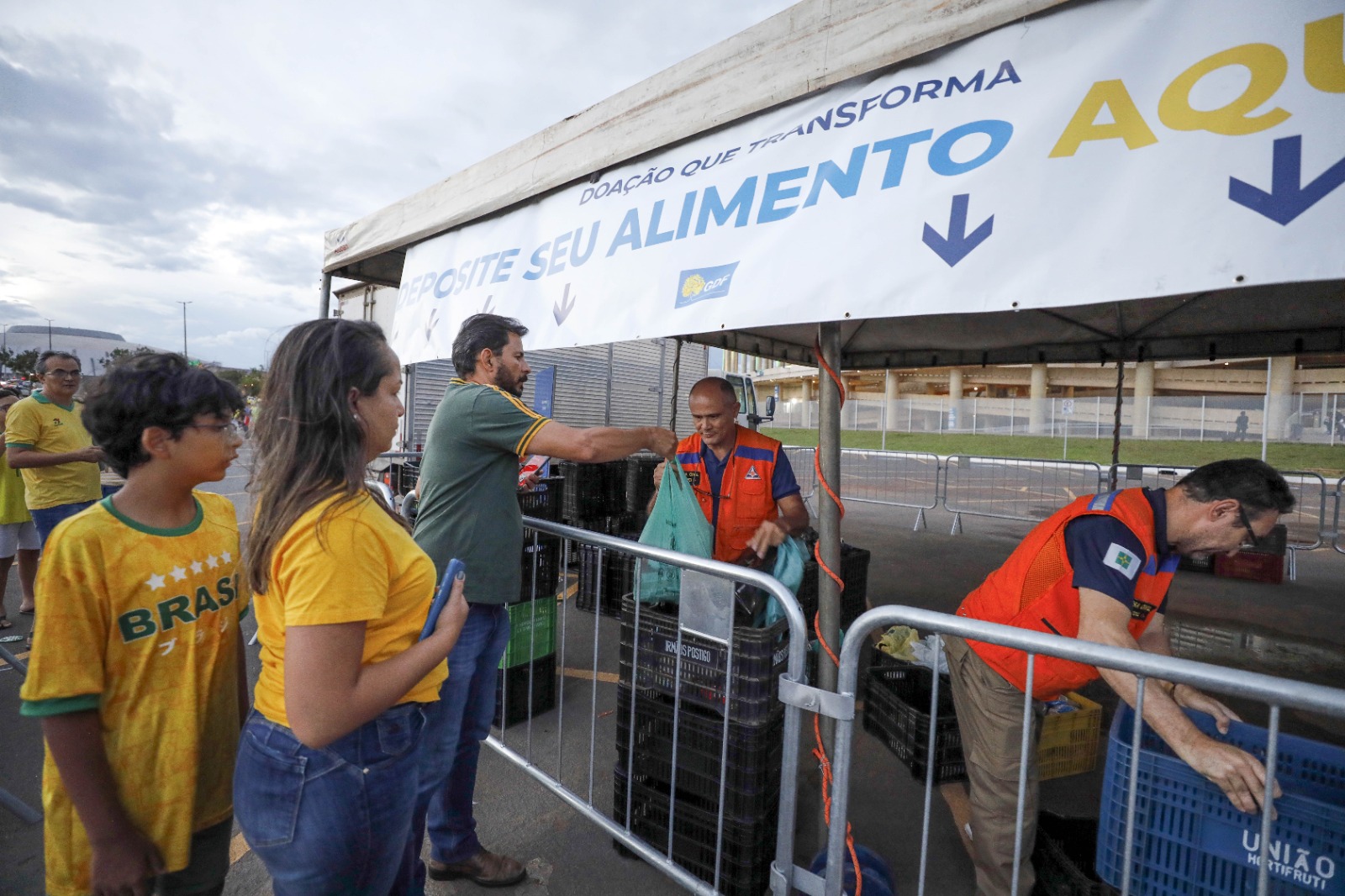 Goleada de solidariedade: ingressos sociais para jogo do Brasil garantem comida a quem precisa