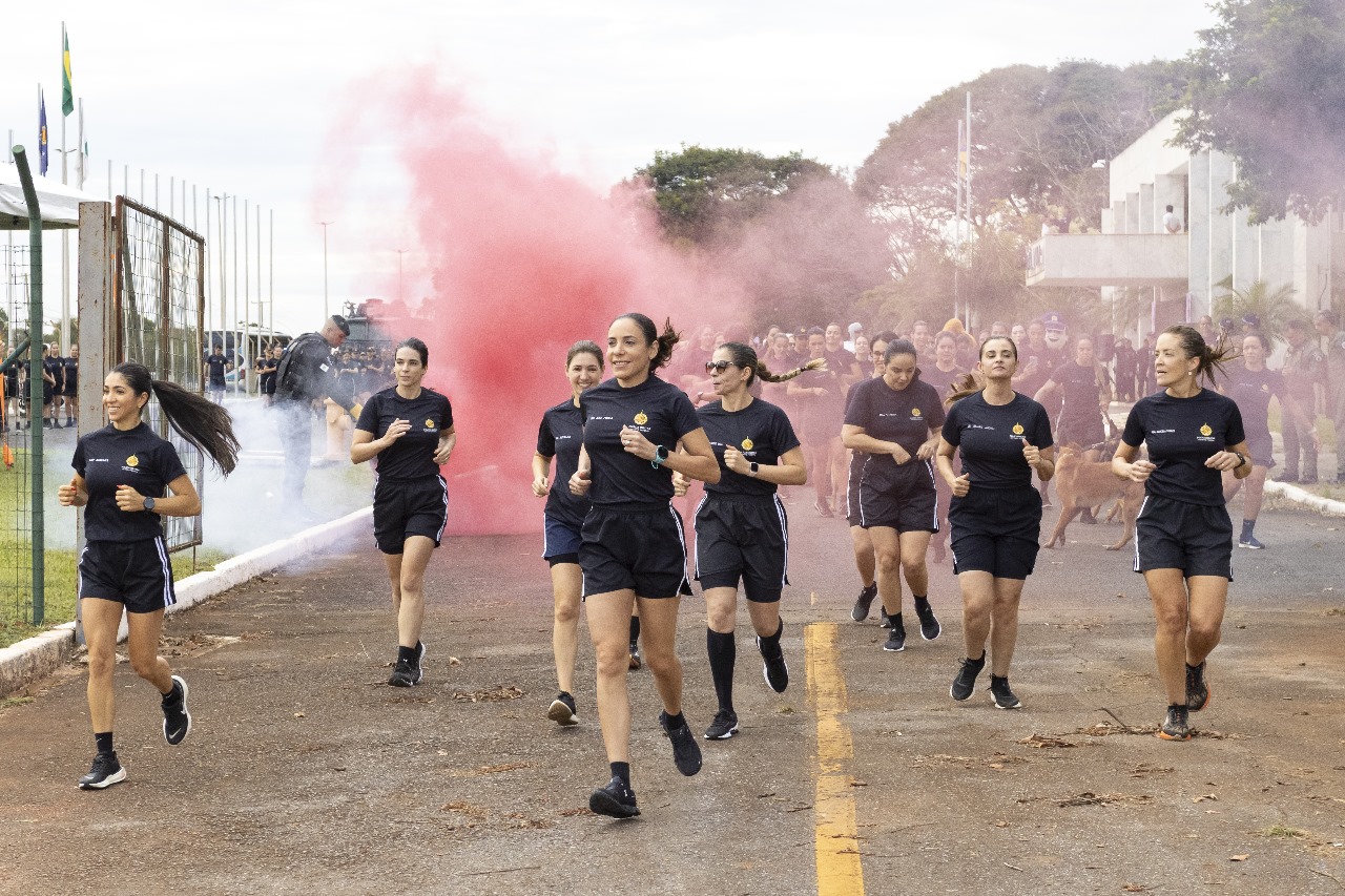 Cerca de 400 policiais militares e voluntárias participam de corrida dedicada às mulheres